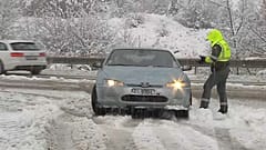 Schneechaos im Norden Spaniens stellt Autofahrer:innen auf die Probe.