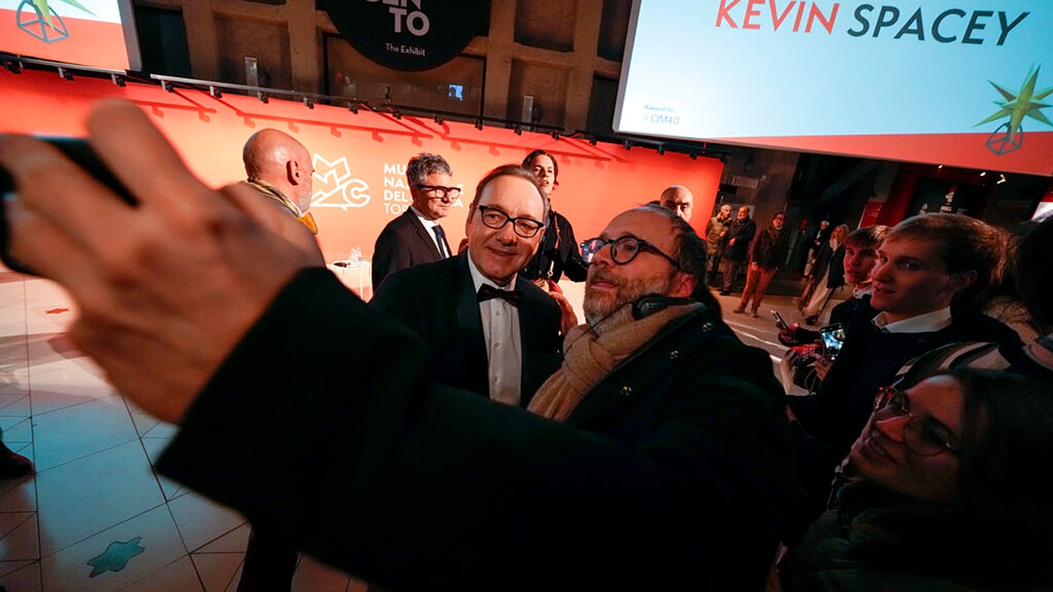 Fans machen Selfies mit dem Schauspieler Kevin Spacey im Nationalen Filmmuseum in Turin 