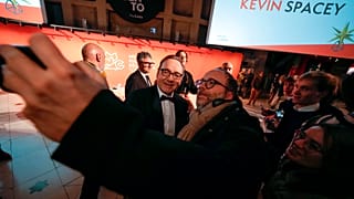 Fans machen Selfies mit dem Schauspieler Kevin Spacey im Nationalen Filmmuseum in Turin
