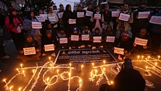 Varias personas observan una vigilia con velas en memoria de las víctimas de un accidente aéreo en Katmandú, Nepal, el lunes 16 de enero de 2023.