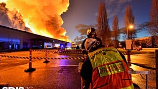 Пожарные тушат пожар на складе литиевых батарей в городе Гран-Куро