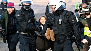 Polizeibeamte tragen Greta Thunberg während einer Protestaktion gegen Kohleabbau bei Lützerath weg