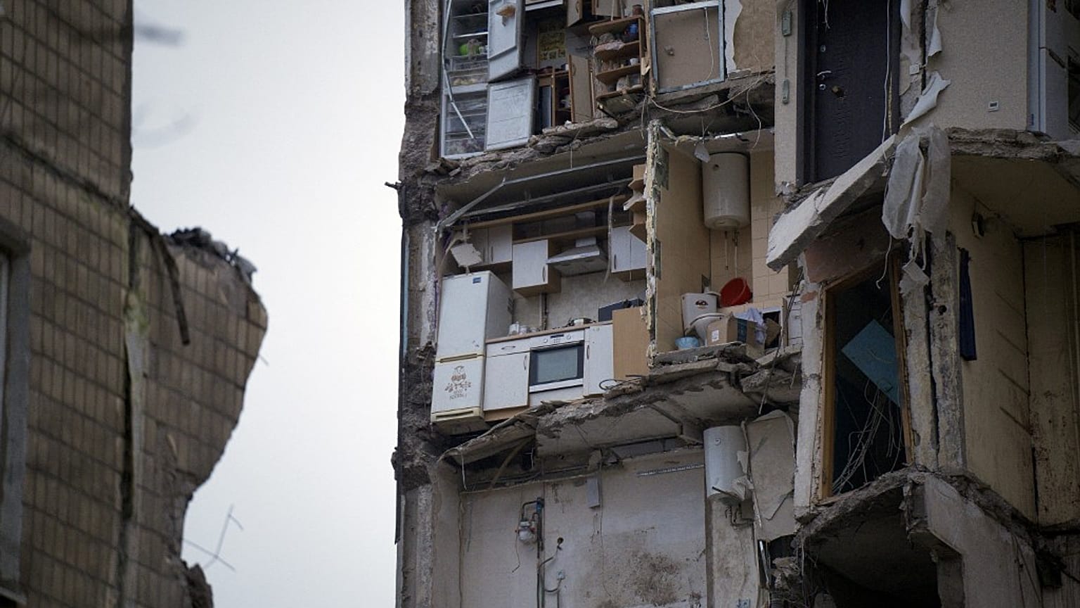 Les restes d'appartements dans un immeuble résidentiel de la ville de Dnipro, dans l'est de l'Ukraine, le 17 janvier.