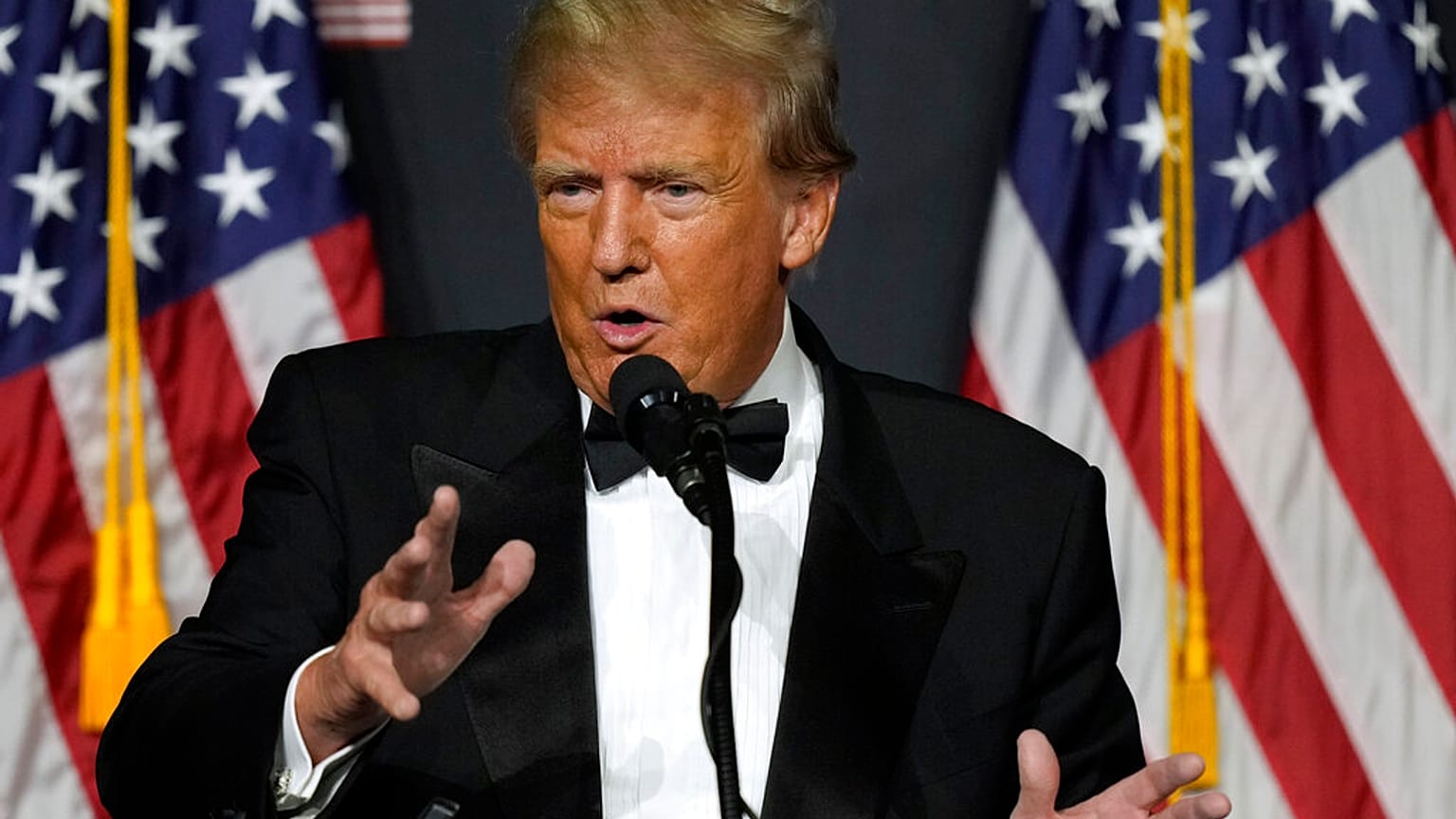 الرئيس الأمريكي السابق دونالد ترامب يلقي كلمة في بالم بيتش، فلوريدا، يوم الجمعة 18 نوفمبر 2022 
