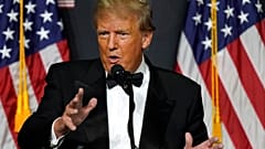 الرئيس الأمريكي السابق دونالد ترامب يلقي كلمة في بالم بيتش، فلوريدا، يوم الجمعة 18 نوفمبر 2022 