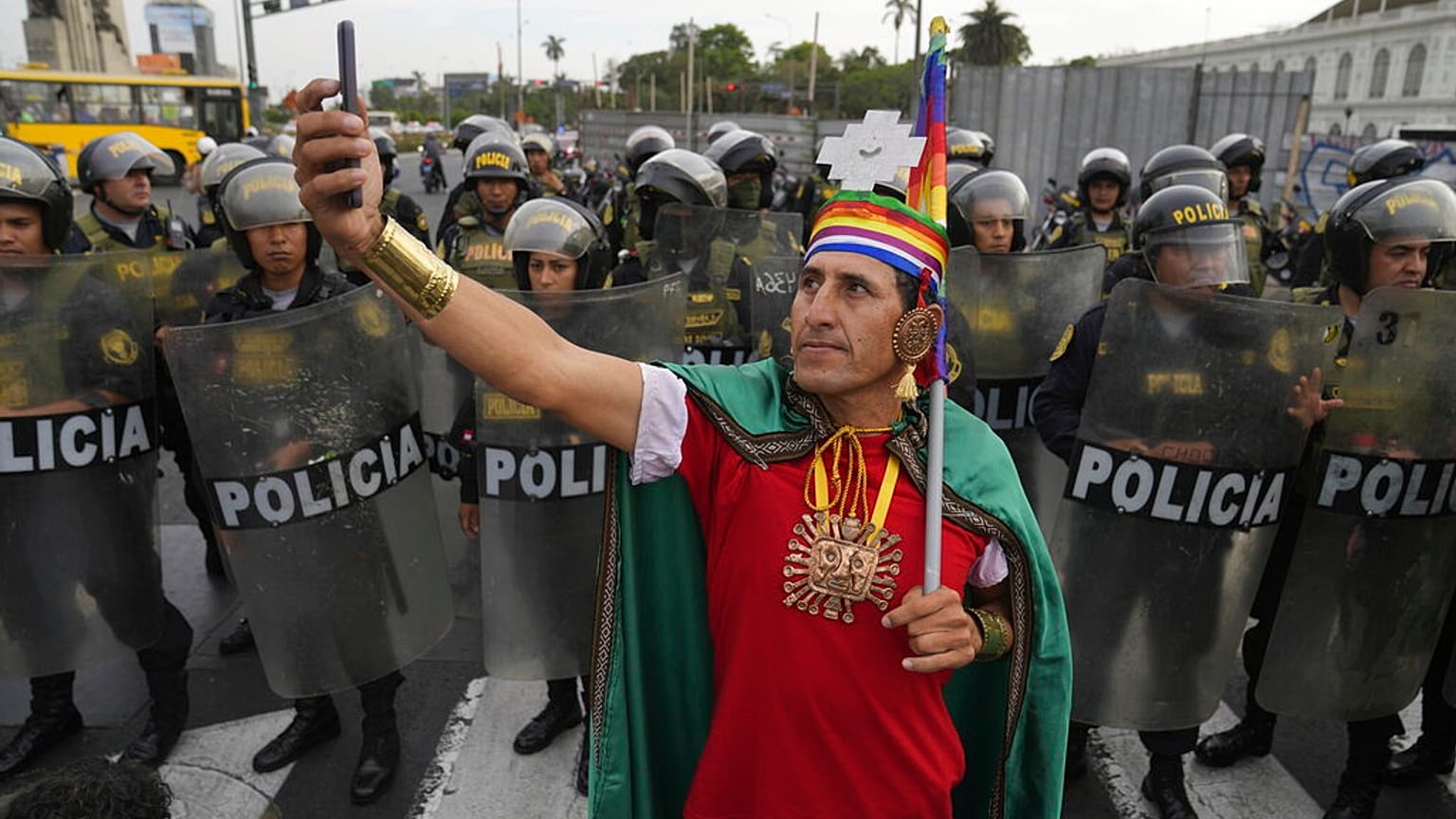 Peru'nun başkenti Lima'da emniyet güçlerinin önünde fotoğraf çeken yerli halka mensubu bir gösterici