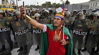 Peru'nun başkenti Lima'da emniyet güçlerinin önünde fotoğraf çeken yerli halka mensubu bir gösterici