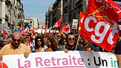 Protestos em Paris devido ao aumento da idade da reforma.