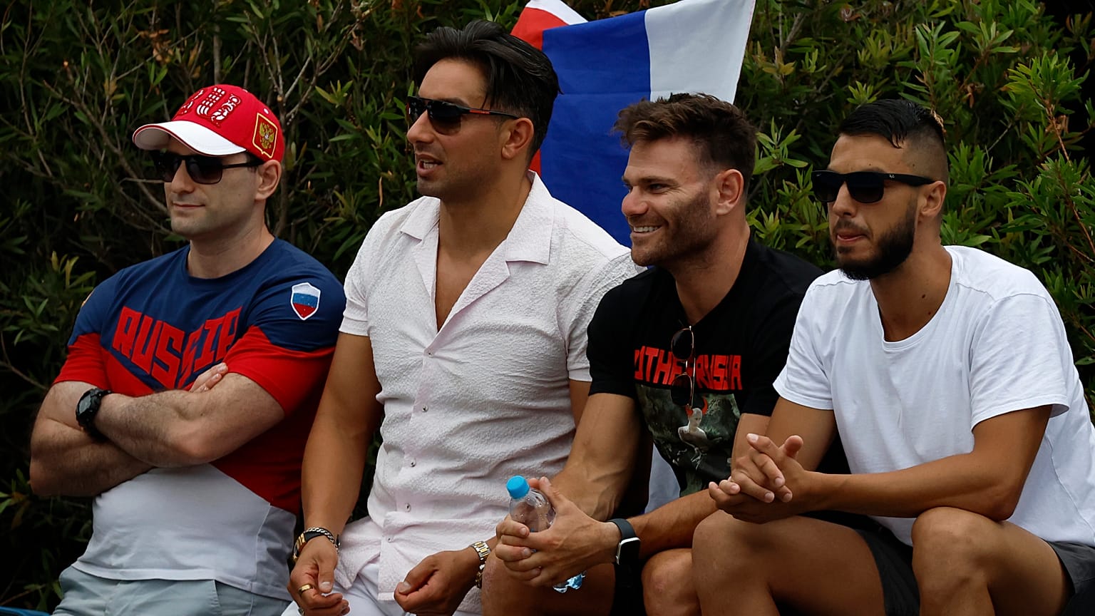 Una bandera rusa durante el partido de primera ronda entre Kamilla Rakhimova de Rusia y Kateryna Baindl de Ucrania en el Abierto de Australia de tenis en Melbourne, Australia.