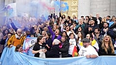 Радость после принятия нового "закона о трансгендерах" в испанском парламенте (Мадрид, декабрь 2022 г.)
