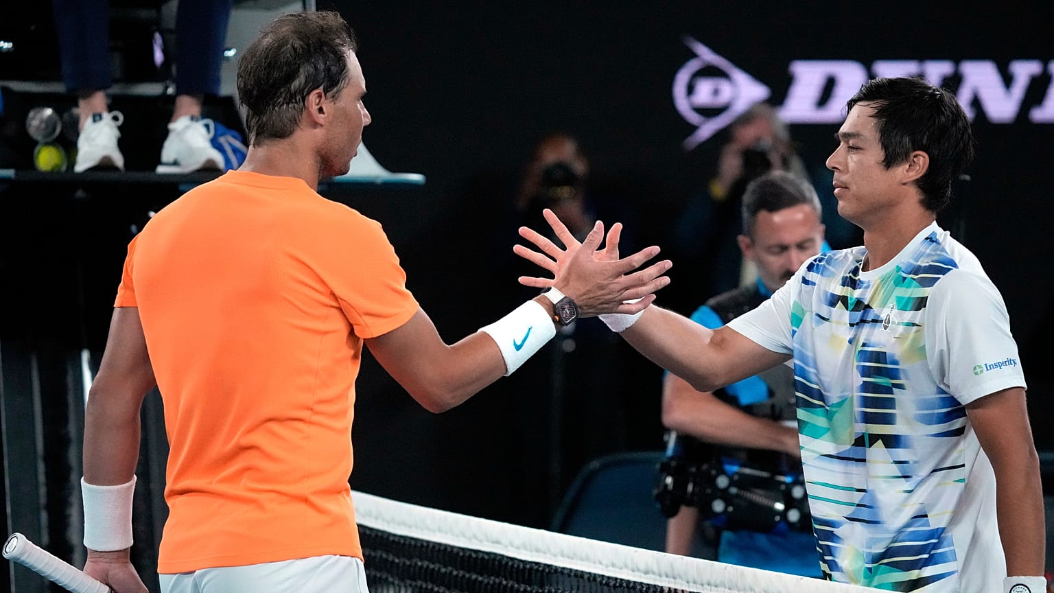 Raphael Nadal cumprimenta Mackenzie McDonald