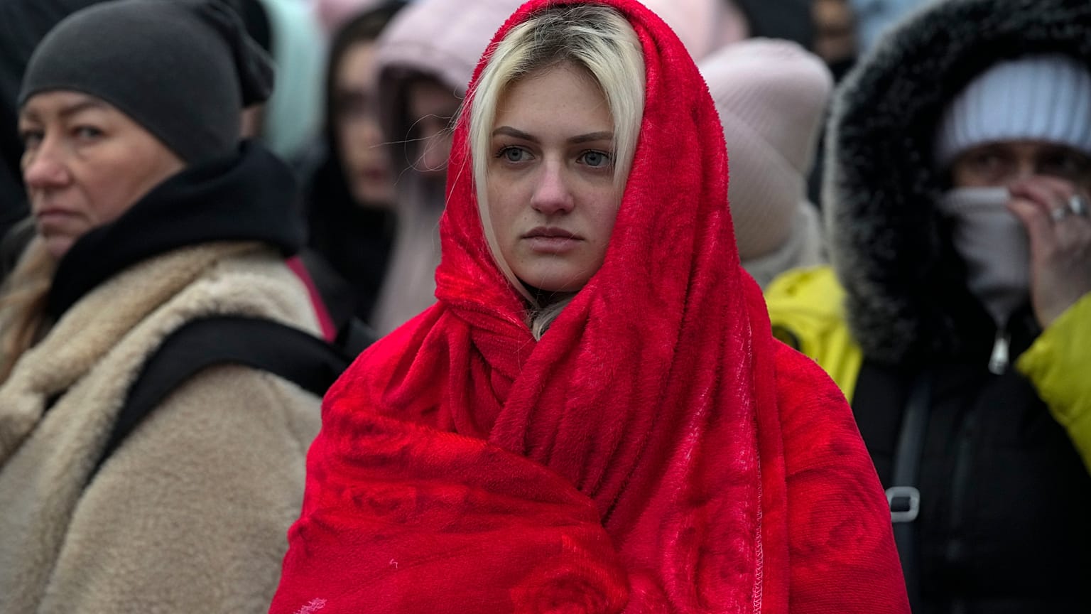  لاجئات أوكرانيات مع أطفالهن، في المعبر الحدودي في ميديكا، بولندا