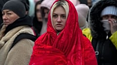  لاجئات أوكرانيات مع أطفالهن، في المعبر الحدودي في ميديكا، بولندا