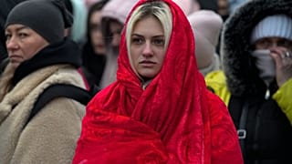  لاجئات أوكرانيات مع أطفالهن، في المعبر الحدودي في ميديكا، بولندا