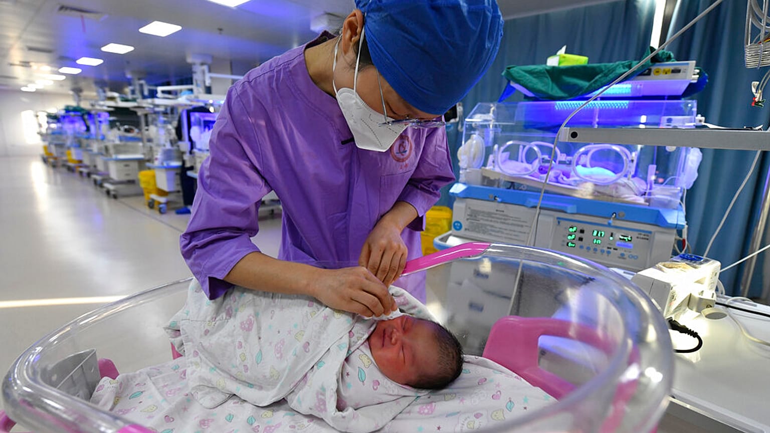 Eine Krankenpflegerin kümmert sich um ein Neugeborenes in einer Klinik in Fuyang, in der Anhui-Provinz. 17. Januar 2023