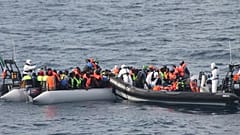  سفينة البحرية الأيرلندية تنقذ مهاجرين في البحر الأبيض المتوسط  2015