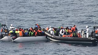  سفينة البحرية الأيرلندية تنقذ مهاجرين في البحر الأبيض المتوسط  2015