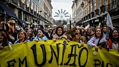 Após vários dias de greve parcial, milhares de professores de todo Portugal protestaram em Lisboa a 14 de janeiro, por melhores salários e condições de trabalho.