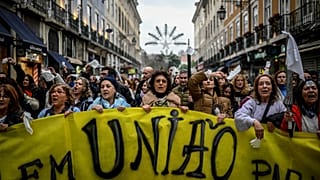Após vários dias de greve parcial, milhares de professores de todo Portugal protestaram em Lisboa a 14 de janeiro, por melhores salários e condições de trabalho.