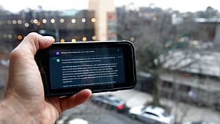 Eine Antwort von ChatGPT auf einem Handy-Display