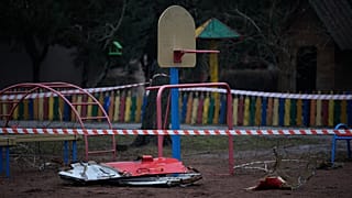 A helikopter néhány darabja az óvoda udvarára zuhant