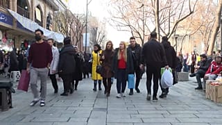 Donne nelle strade di Teheran, in Iran, senza il velo
