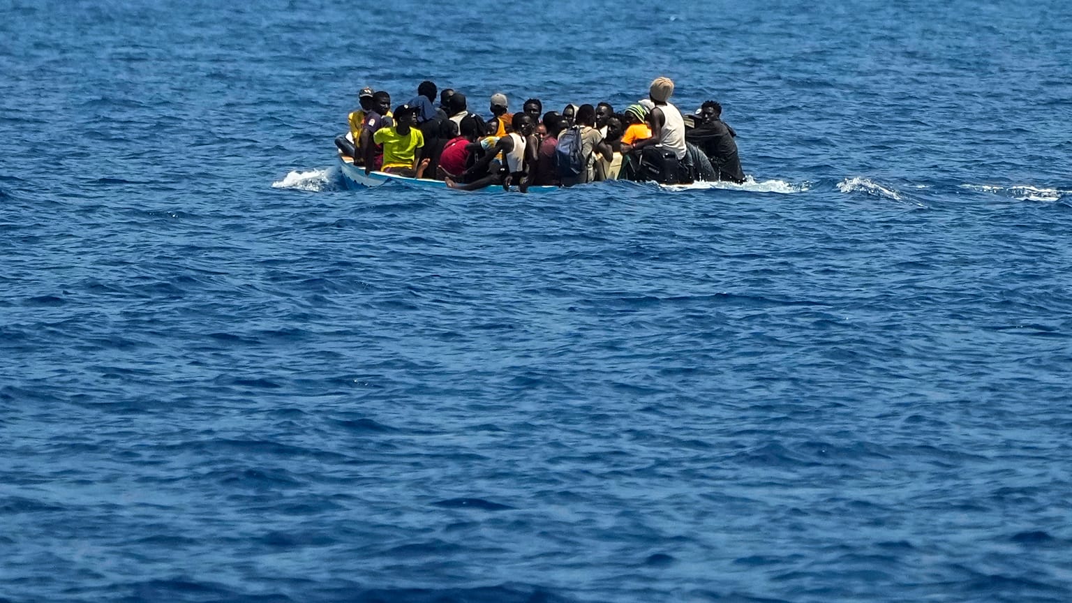 مهاجرون من جنوب الصحراء على متن قارب خشبي جنوب غرب جزيرة لامبيدوزا الإيطالية في البحر الأبيض المتوسط، 2022