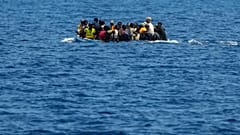 مهاجرون من جنوب الصحراء على متن قارب خشبي جنوب غرب جزيرة لامبيدوزا الإيطالية في البحر الأبيض المتوسط، 2022