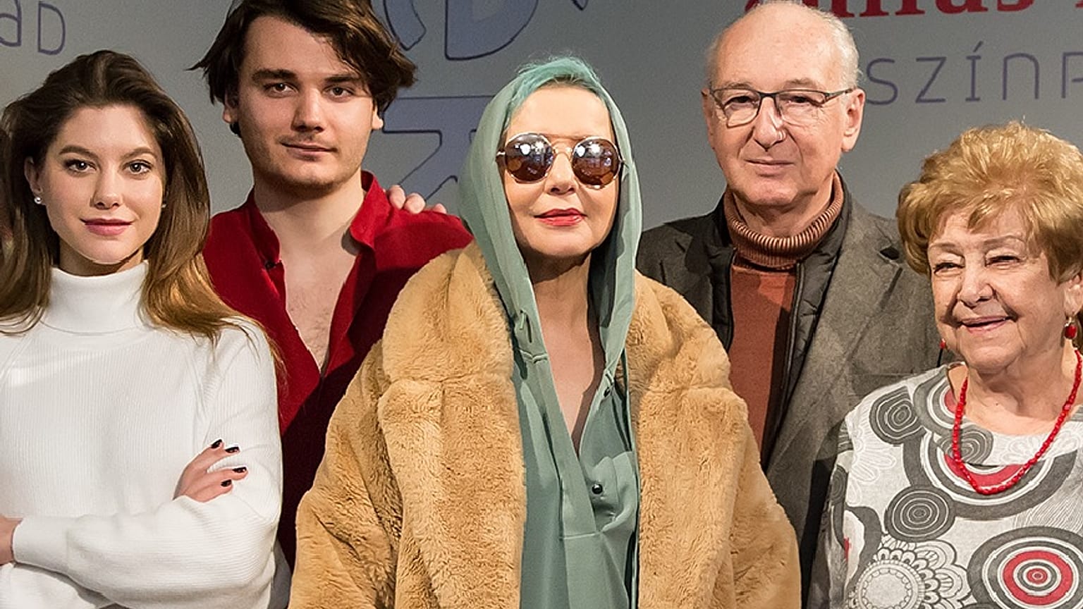 Eszenyi Enikő (középen) a Csodáatos vagy, Júlia! színészei között