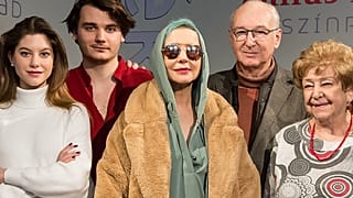 Eszenyi Enikő (középen) a Csodáatos vagy, Júlia! színészei között