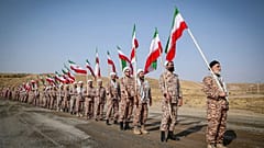 جنود من القوة البرية للحرس الثوري الإيراني، أثناء مشاركتهم في مناورة في شمال غرب إيران. يوم الاثنين 17 أكتوبر/تشرين الأول 2022  