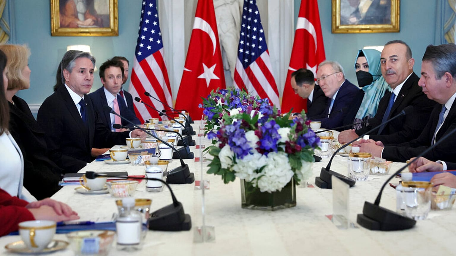 El Secretario de Estado de EE. UU., Antony Blinken, y el ministro de Asuntos Exteriores de Turquía, Mevlut Cavusoglu, se reúnen en el Departamento de Estado en Washington.