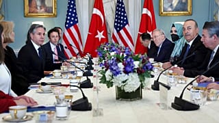 Encontro entre representantes dos Estados Unidos e da Turquia.