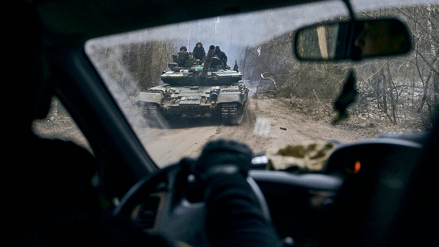 Tanque ucraniano, perto da linha da frente, na região de Lugansk