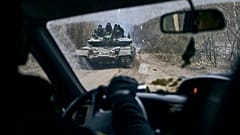 Tanque ucraniano, perto da linha da frente, na região de Lugansk
