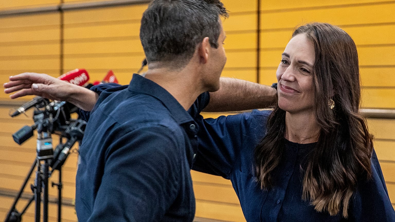 Jacinda Ardern umarmt ihren Mann Clarke Gayford nach der Rücktrittsankündigung.