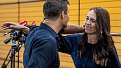 Jacinda Ardern umarmt ihren Mann Clarke Gayford nach der Rücktrittsankündigung.