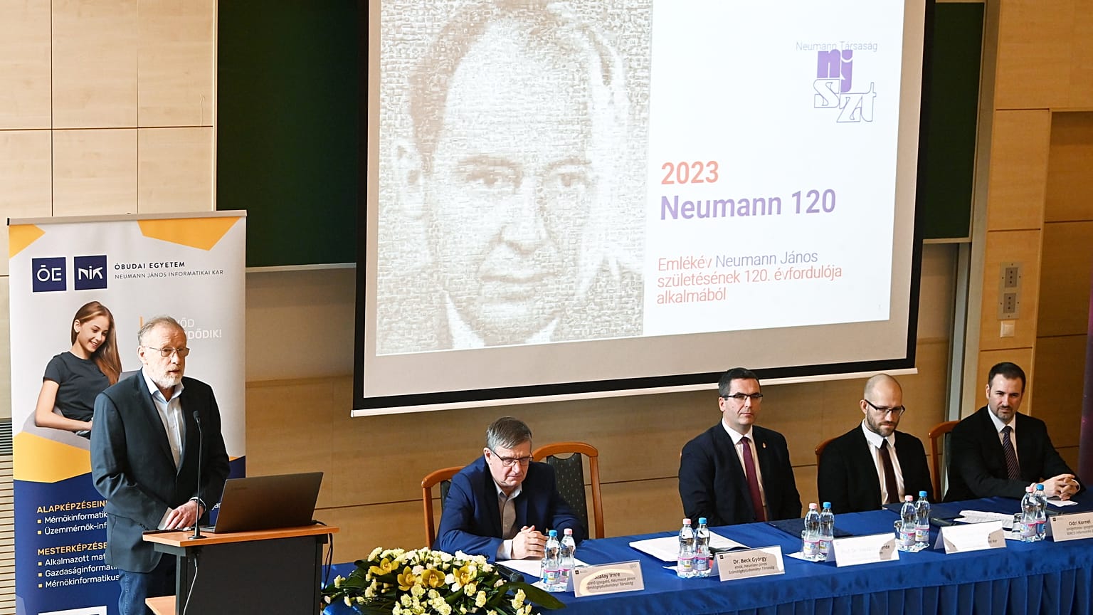 Beck György, a Neumann Társaság elnöke beszédet mond a Neumann 120 emlékév nyitórendezvényén a 