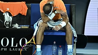 Rafael Nadal durante el partido en el que jugó lesionado contra Mackenzie McDonald en el Abierto de Australia.