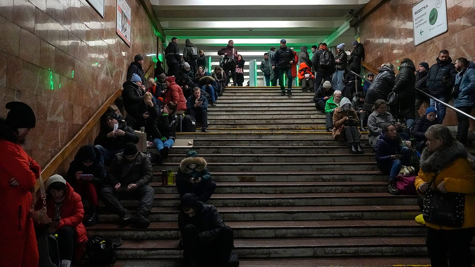 أوكرانيون في محطة هربا من القصف