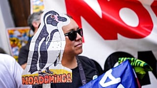 Una de las manifestantes a favor del cierre de la mina