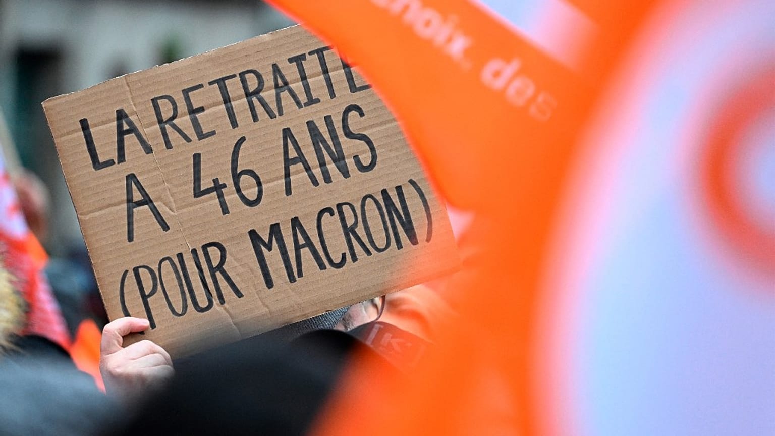 "Macron için 46 yaşında emeklilik" yazılı bir pankart