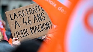 "Macron için 46 yaşında emeklilik" yazılı bir pankart