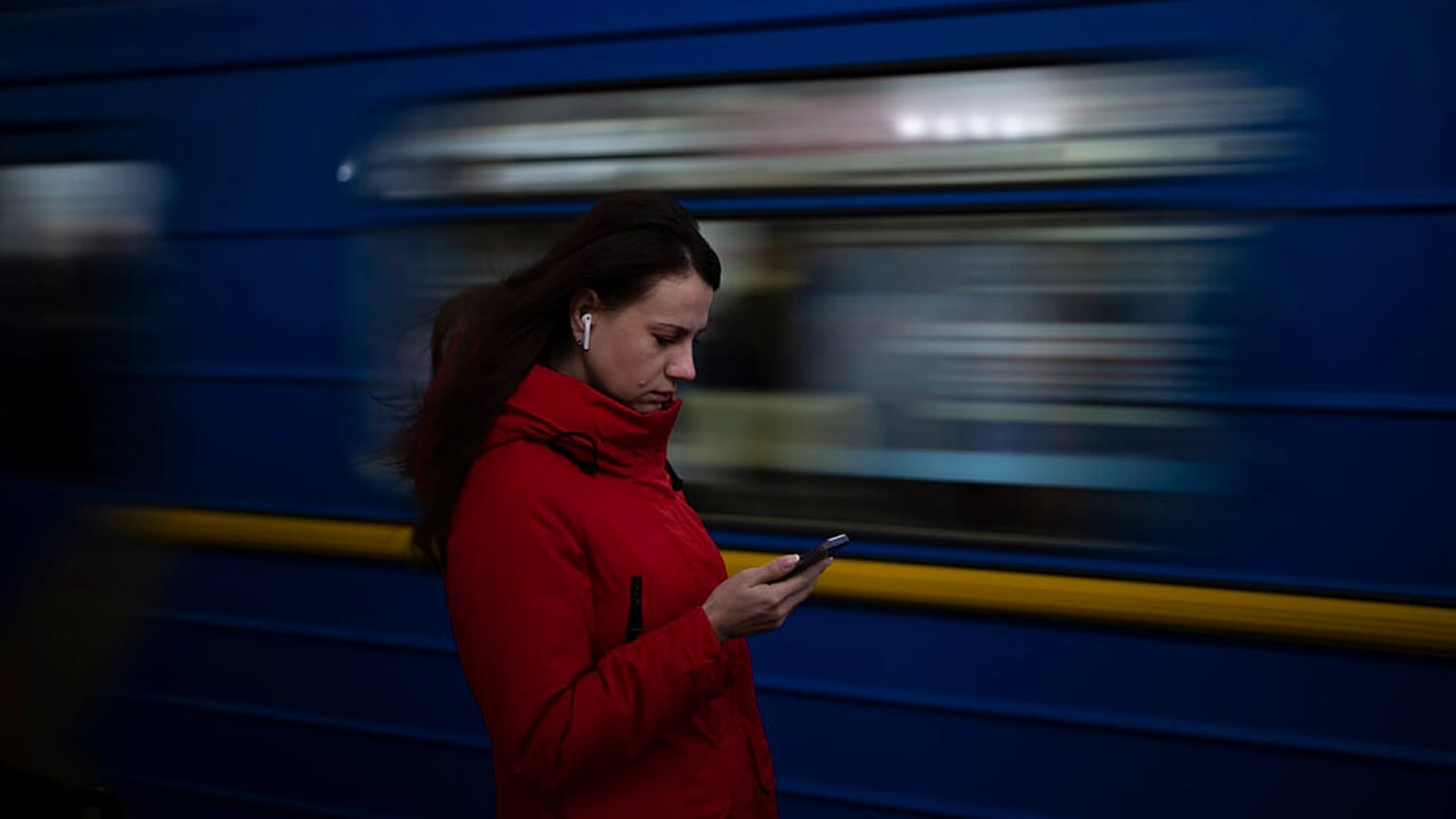 Una mujer en una estación de metro en la plaza Maidan de Kiev, 20 de diciembre de 2022.