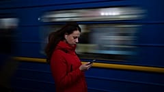 Una mujer en una estación de metro en la plaza Maidan de Kiev, 20 de diciembre de 2022.