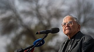 Archív fotó: Mécs Imre beszédet mond a Rákoskeresztúri új köztemető 301-es parcellájában