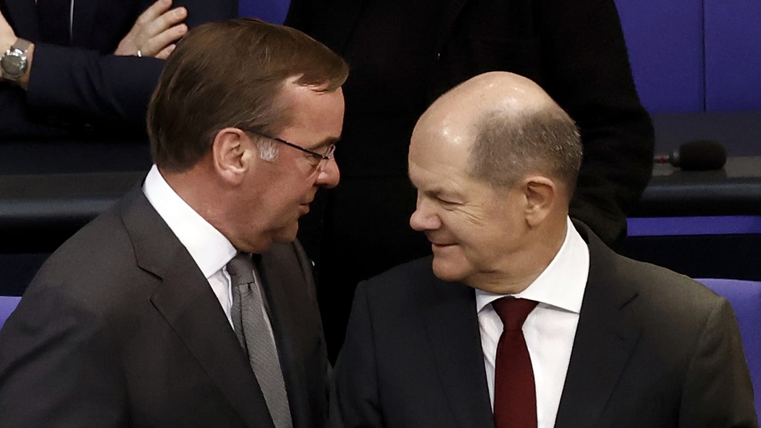 Pistorius védelmi miniszter és Scholz kancellár a Bundestagban