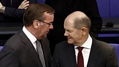 Pistorius védelmi miniszter és Scholz kancellár a Bundestagban