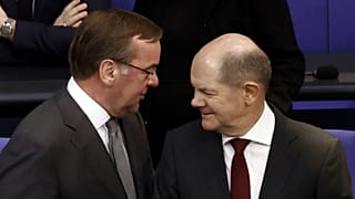 Pistorius védelmi miniszter és Scholz kancellár a Bundestagban