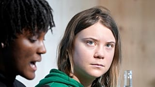 L'activiste suédoise Greta Thunberg (écoutant l'Ougandaise Vanessa Nakate), en marge du Forum économique de Davos, le 19/01/2023